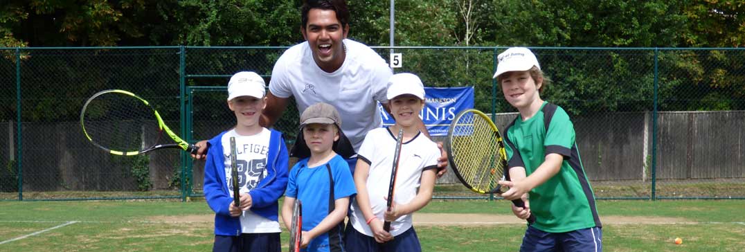 Coaching mini tennis kids